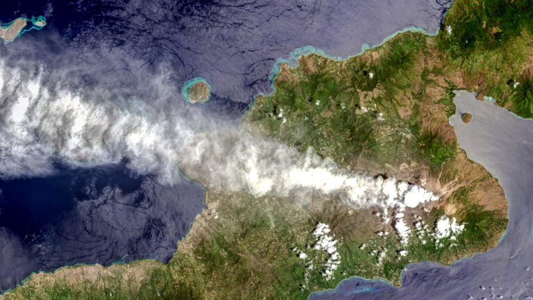 Flores: erupce sopky Mount Lewotobi (4. – 13.11. 2024)